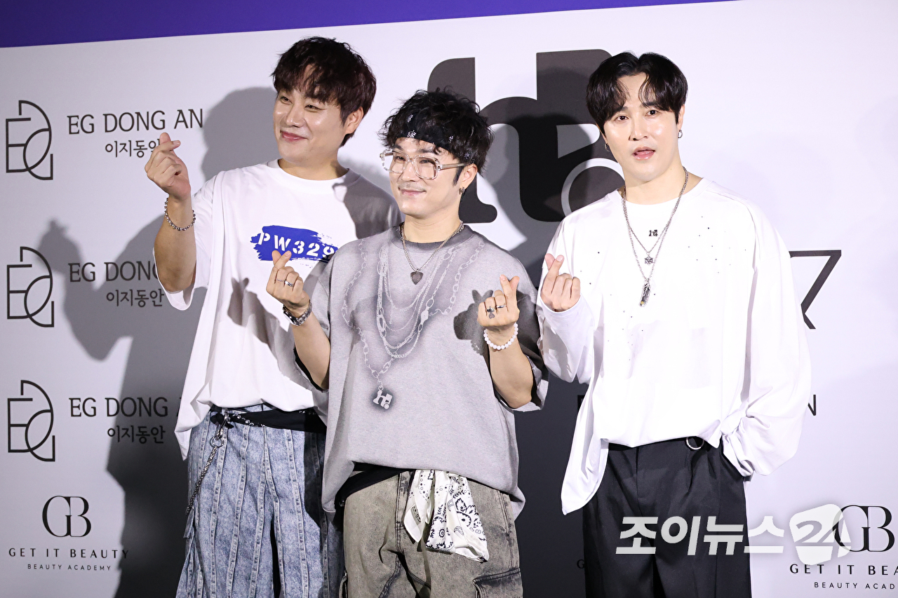 그룹 울랄라세션이 1일 오후 서울 중구 동대문디자인플라자에서 진행된 2027 S/S 서울패션위크 '홀리넘버세븐' 컬렉션에 참석해 포즈를 취하고 있다. [사진=문수지 기자]