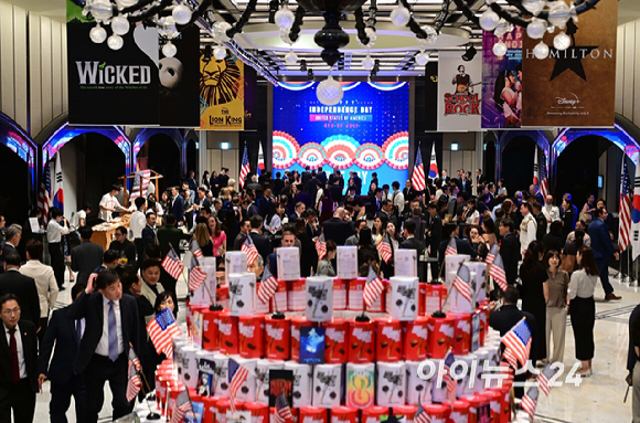 조셉 윤 주한 미국대사대리와 박윤주 외교부 1차관이 2일 오후 서울 용산구 그랜드 하얏트 호텔 그랜드 볼룸에서 열린 미국 독립기념일 행사에서 건배를 하고 있다. [사진=사진공동취재단]
