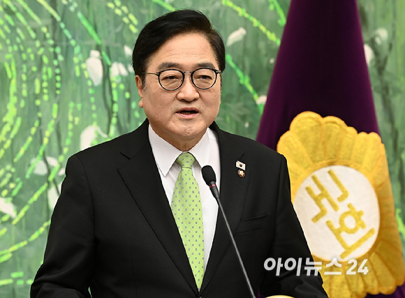 우원식 국회의장이 10일 서울 여의도 국회에서 개헌 관련 긴급 기자회견을 하고 있다. [사진=곽영래 기자]