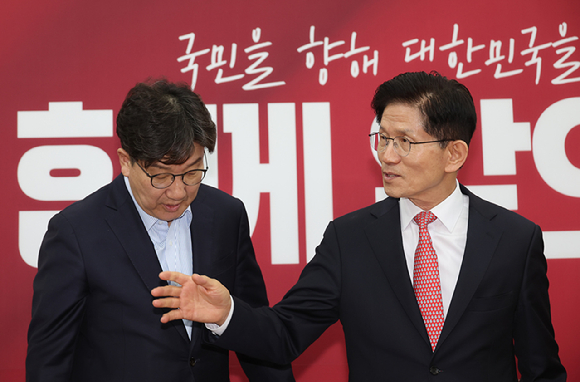남도문화벨트 골목골목 경청투어에 나선 더불어민주당 이재명 대선 후보가 11일 전남 영암군 학산면 독천낙지거리를 찾아 지지자들에게 인사하고 있다. 2025.5.11 [사진=연합뉴스]