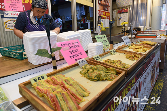 천안 전통시장 한 상인이 추석을 맞아 전 등 제수음식을 판매하고 있다.  [사진=이숙종 기자]