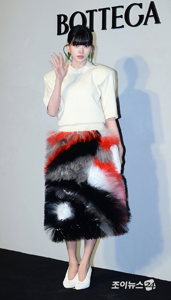 그룹 미야오(MEOVV) 수인이 28일 오후 서울 성동구 성수동 에스팩토리D동에서 열린 보테가 베네타 2026 여름 프라이빗 뷰 포토콜 행사에 참석하고 있다. [사진=정소희 기자]