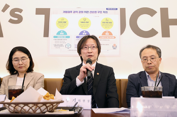 주병기 공정거래위원회 위원장이 지난 23일 서울 마포구의 한 햄버거 프랜차이즈 매장에서 열린 가맹점주 권익강화 종합대책 관련 현장방문에서 인사말을 하고 있다. [사진=연합뉴스]