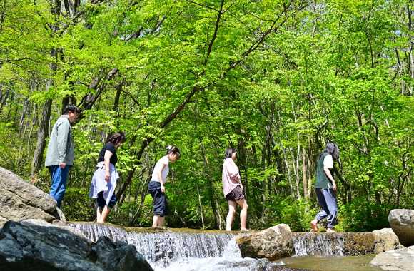 이용객들이 산림문화 프로그램을 체험하고 있다. [사진=한국산림복지진흥원]