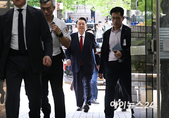 12·3 비상계엄과 관련해 특검의 수사를 받는 윤석열 전 대통령이 두 번째 영장실질심사를 받기 위해 9일 오후 서울 서초구 중앙지법으로 출석하고 있다. [사진=사진공동취재단]