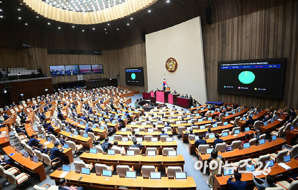 25일 서울 여의도 국회에서 열린 제429회 국회(정기회) 제9차 본회의에서 경북, 경남, 울산 초대형산불 피해구제 및 지원 등을 위한 특별법안(대안)이 가결되자 본회의를 참관하던 피해 주민들이 환호하고 있다. [사진=정소희 기자]