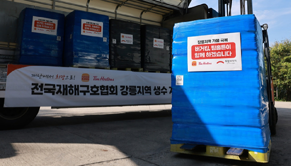 산림청 헬기가 강릉 오봉저수지에 물을 투하하고 있다 [사진=산림청 ]