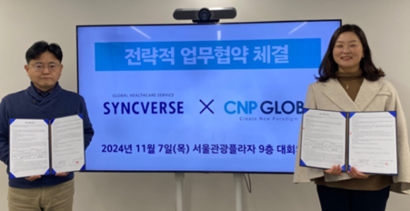 조무근 씨앤피글로브 대표(왼쪽)와 양리리 싱크버스 부사장이 7일 서울관광플라자에서 전략적 업무협약을 체결한 뒤 기념 사진을 촬영하고 있다. [사진=싱크버스]