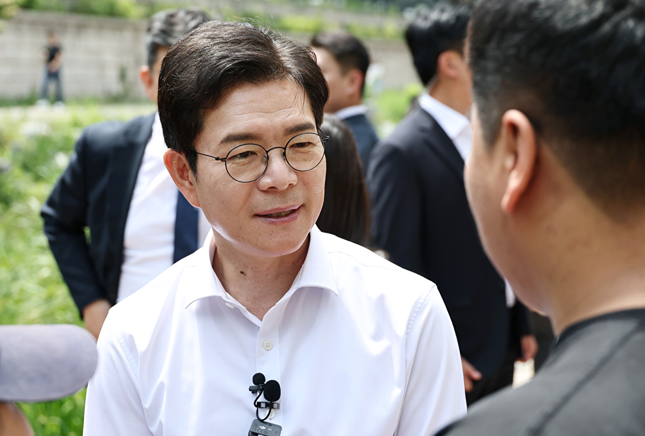 더불어민주당 정원오 서울시장 후보가 18일 서울 종로구 청계천 광교 아래에서 열린 찾아가는 서울 인(人)터뷰 '청년 서울살이편'에서 청년들과 만나 대화하고 있다. 2026.5.18 [사진=연합뉴스]