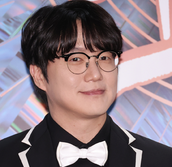 가수 성시경이 지난해 1월 6일 인도네시아 자카르타 인터내셔널 스타디움에서 열린 '제38회 골든디스크 어워즈 with 만디리'에 시상식 MC로 참석하고 있다. [사진=골든디스크 어워즈 사무국]