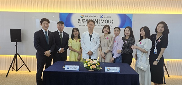 세계다이음협회와 청주 김안과의원 관계자들이 2일 의료서비스 지원에 관한 업무협약을 맺고 기념 촬영을 하고 있다. [사진=세계다이음협회]