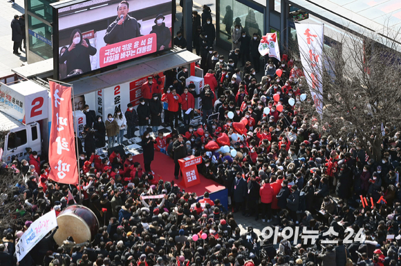 윤석열 국민의힘 대선 후보가 17일 오후 경기도 성남시 야탑역 앞에서 열린 '부패 없는 성남! 공정한 대한민국!' 거리 유세에서 지지를 호소하고 있다. [사진=국회사진취재단]