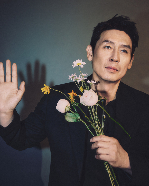 배우 설경구가 넷플릭스 시리즈 '들쥐' 인터뷰에 앞서 포즈를 취하고 있다. [사진=넷플릭스]