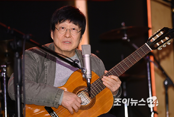 가수 김창완이 27일 서울 종로구 팡타개러지에서 열린 김창완밴드 싱글 'Seventy' 발매 기자간담회에서 인사말을 하고 있다. [사진=곽영래 기자]