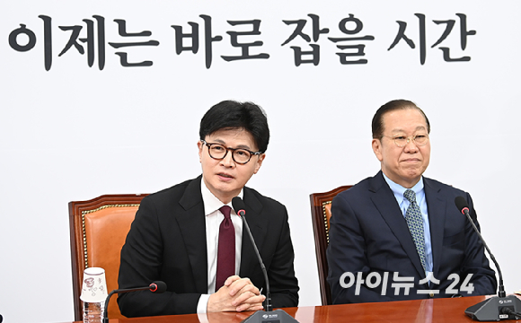 한동훈 국민의힘 전 대표가 10일 오후 서울 여의도 국회에서 권영세 국민의힘 비상대책위원장을 만나 인사말을 하고 있다. [사진=곽영래 기자]