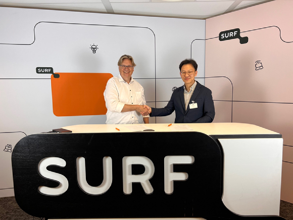 조부승 KISTI 과학기술연구망센터장(오른쪽)이 25일(네덜란드 현지시간) Harold Teunissen SURF 디렉터와 양해각서를 체결하고 기념촬영하고 있다. [사진=KISTI]