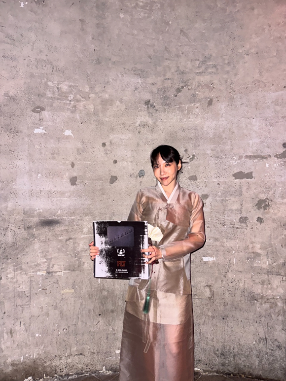 뮤지션 일월당(프로듀서 이주항)이 뮤직비디오 ' FLY'로 Europe Music Video Awards 2026 수상 후 기념 사진을 촬영하고 있다. [사진=뉴텍뮤직]