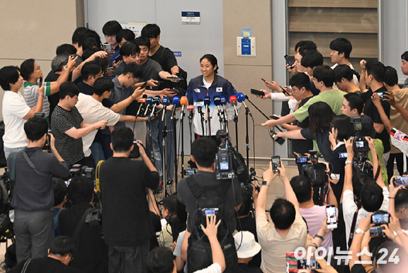 2024 파리올림픽 배드민턴 여자 단식에서 금메달을 차지한 안세영이 7일 오후 인천국제공항을 통해 귀국하고 있다. [사진=곽영래 기자]