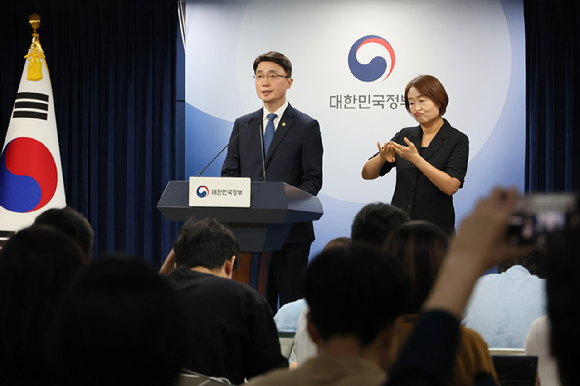 류제명 과학기술정보통신부 제2차관이 지난 10일 서울 종로구 정부서울청사에서 KT 무단 소액결제 침해사고 관련 브리핑을 하고 있다. [사진=연합뉴스]