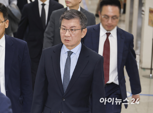 독점규제및공정거래법 위반 혐의를 받는 정몽규 HDC 회장이 4일 서울 서초구 서울중앙지방법원에서 열린 첫 공판에 출석하고 있다. [사진=곽영래 기자]