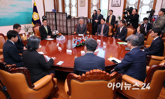 우원식 국회의장이 19일 국회의장실에서 원내 6개 정당 원내대표들과 회동을 하고 있다. [사진=곽영래 기자]