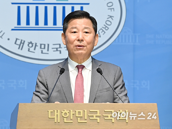 이철규 국민의힘 의원이 22일 오후 국회 소통관에서 특검 관련 입장 발표 기자회견을 하고 있다. [사진=곽영래 기자]