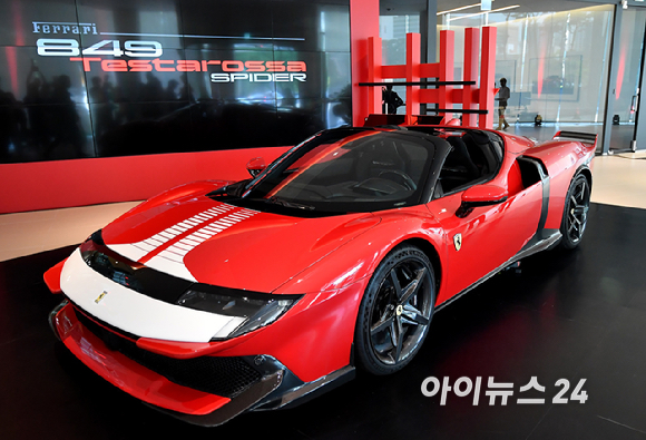 13일 서울 서초구 반포 페라리 전시장에서 열린 페라리 849 테스타로사 스파이더 공개 행사에서 페라리 849 테스타로사 스파이더가 공개되고 있다. 페라리 849 테스타로사 스파이더 전면이번에 공개된 849 테스타로사 스파이더는 V8 트윈터보 엔진에 전기모터 3개를 결합한 플러그인 하이브리드(PHEV) 모델이다. [사진=곽영래 기자]
