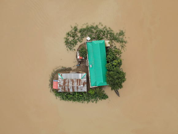 방글라데시에서 홍수가 발생했다. 집이 잠기기 전에 대피할 수 있는 시스템 마련이 필요하다는 목소리가 커지고 있다.  [사진=Muhammad Amdad Hossain/WMO]