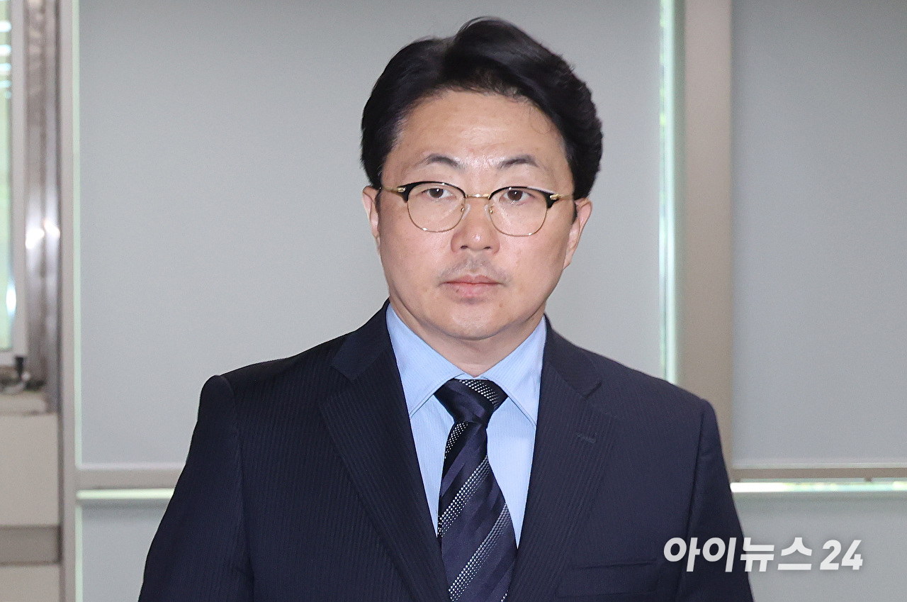 '김건희 집사'로 알려진 김예성 씨가 29일 오후 서울 서초구 서울고등법원에서 열린 횡령 등 혐의 항소심 선고 공판에 출석하고 있다. [사진=곽영래 기자]