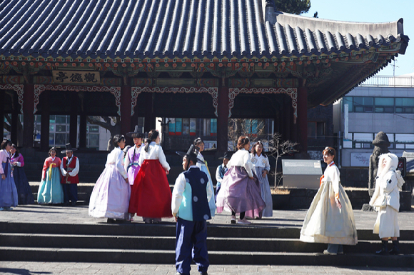화창한 날씨를 보인 17일 오후 제주시 목관아를 방문한 외국인 관광객들이 한복을 입고 한국 문화를 체험하고 있다. 2026.2.17 [사진=연합뉴스]