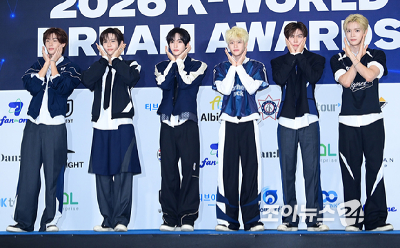 그룹 라이즈(RIIZE)가 27일 경기 고양시 킨텍스에서 열린 2026 케이 월드 드림 어워즈(K WORLD DREAM AWARDS)' 블루카펫에 참석하고 있다.