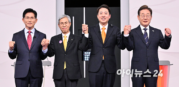 18일 서울 마포구 SBS프리즘타워에서 열린 중앙선거방송토론위원회 주관 제21대 대통령선거 후보자토론회에서 각 정당 대선 후보들이 선전을 다짐하고 있다. 왼쪽부터 국민의힘 김문수, 민주노동당 권영국, 개혁신당 이준석, 더불어민주당 이재명 대선후보. [사진=국회사진취재단]