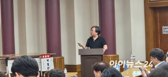 왼쪽부터 박정규 카이스트 기술경영전문대학원 겸직교수, 최리군 현대차 로보틱스랩 상무, 박철완 서정대 스마트자동차학과 교수, 임은영 삼성증권 수석연구원, 김창구 클로봇 대표가 16일 국회에서 열린 '휴머노이드 로봇과 모빌리티 산업의 융합' 세미나에서 토론하고 있다. [사진=박지은 기자]