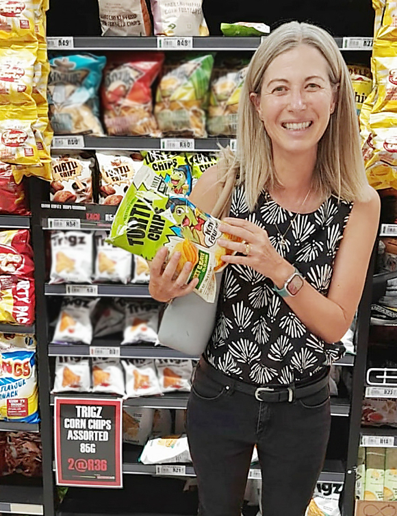 남아프리카공화국 케이프타운 SPAR 매장에서 현지인이 꼬북칩을 구매하고 있다. [사진=오리온 제공]