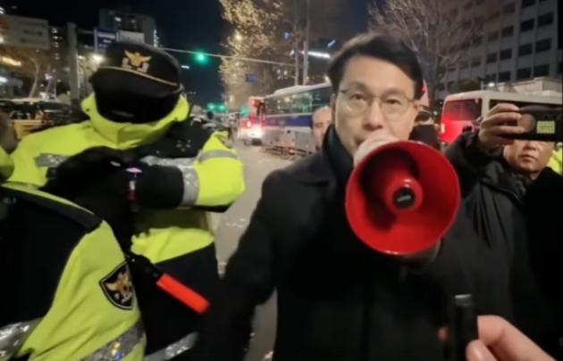 윤상현 국민의힘 의원이 지난 18일 밤 서울서부지법 앞에서 윤석열 대통령 지지자를 상대로 발언하고 있다. [사진=유튜브 '신남성연대']