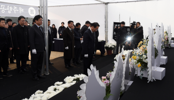 유정복 인천광역시장과 정해권 인천광역시의회 의장, 도성훈 인천광역시교육감 등이 30일 시청 앞 인천애뜰에 마련된 제주항공 여객기 사고 희생자 합동 분향소를 찾아 조문을 하고 있다. [사진=인천시]