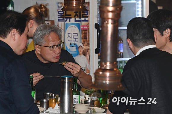 젠슨 황 엔비디아 최고경영자(CEO)가 5일 서울 마포구 서교동의 한 고깃집에서 최태원 SK회장, 구광모 LG회장, 이해진 네이버 의장과 삼겹살 회동을 하고 있다. [사진=곽영래 기자]