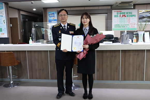 단양경찰서가 11일 보이스피싱 예방에 기여한 단양군 산림조합 직원에게 감사장을 전달했다. [사진=단양경찰서]