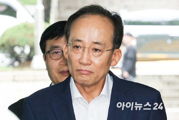 12&middot;3 비상계엄 당시 국회의 계엄 해제 표결을 방해한 혐의를 받는 추경호 대구시장이 15일 서울 서초구 서울중앙지방법원에서 열린 내란중요임무종사 혐의 7차 공판에 출석하고 있다. [사진=사진공동취재단]