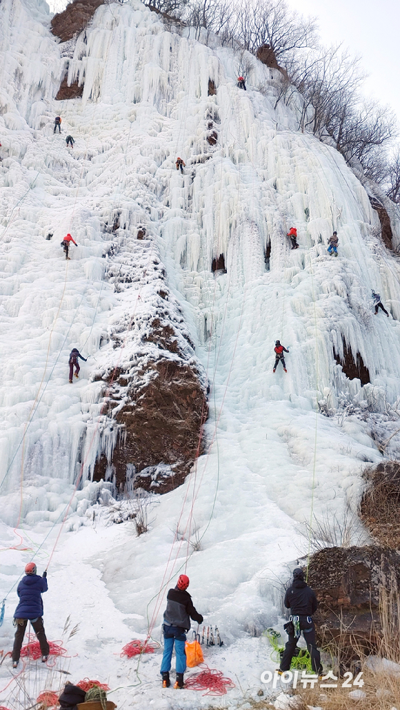 4일 오전 강원도 인제군 용대리 매바위 빙장에서 클라이머들이 빙벽등반을 즐기고 있다. [사진=정소희 기자]