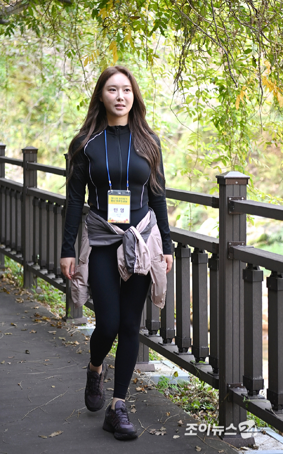 그룹 브브걸(BBGIRLS) 민영이 25일 서울 강북구 우이동 북한산국립공원 우이분소(백운천 휴게공간)에서 열린 '브브걸 민영과 함께 하는 팬트레킹-제12회 희망찾기 등산&middot;트레킹 교실'에서 트레킹을 하고 있다. [사진=곽영래 기자]
