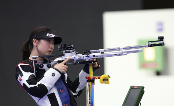 반효진이 29일(한국시간) 열린 2024 파리올림픽 사격 공기소총 10ｍ 여자 결선에서 금메달을 따냈다. 그는 이로써 하계올림픽 사상 한국선수의 100번째 금메달 주인공이 됐다. [사진=뉴시스]