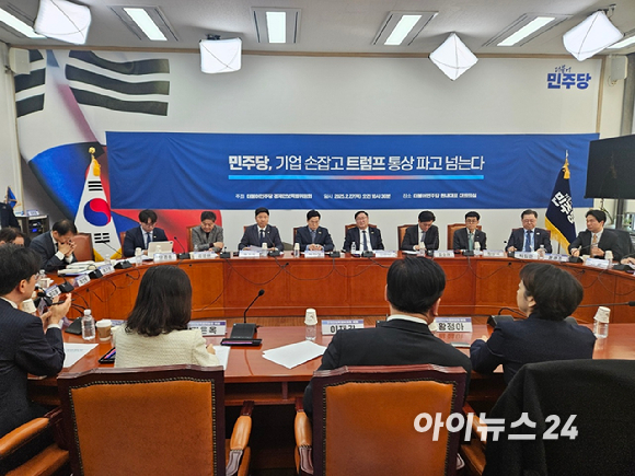 장상식 한국무역협회 국제무역통상연구원장이 27일 국회 더불어민주당 원내대표실에서 열린 '기업 손잡고 트럼프 통상 파고 넘는다' 간담회에 참석해 발언하고 있다. [사진=설재윤 기자]