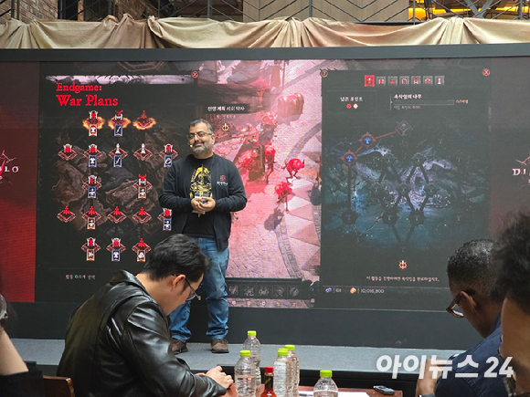 자벤 하로투니안 블리자드 어소시에이트 게임 디렉터가 27일 서울 서초구 데블스도어 센트럴시티점에서 열린 '디아블로4: 증오의 군주' 출시 기념 기자간담회에서 기념 촬영을 하고 있다. [사진=박정민 기자]
