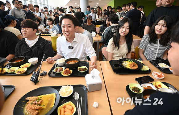 이준석 개혁신당 대선 후보가 21일 경기 성남시 가천대학에서 진행한 '학식먹자 이준석' 행사에서 학생들과 점심을 먹으며 대화를 나누고 있다. [사진=곽영래 기자]