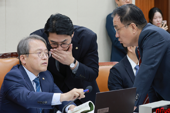 과방위, 플랫폼·티빙·AI 현안 점검…이진숙 '회피 결의안' 공방도[종합]