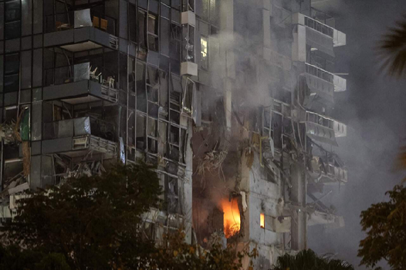지난 13일(현지시간) 새벽 이스라엘의 미사일 공습을 받았던 이란이 이날 밤부터 다음날 새벽까지 이스라엘을 향해 보복 공습을 감행했다. 사진은 이스라엘을 향해 날아드는 이란 측 미사일. [사진=AFP/연합뉴스]