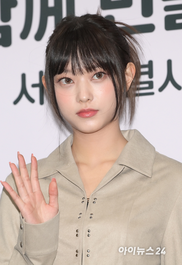 그룹 뉴진스가 16일 오전 서울특별시청에서 열린 서울홍보대사 감사패 수여 및 위촉식에 참석하고 있다. [사진=정소희 기자]