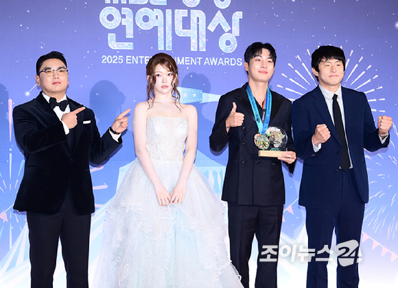 '극한84' 곽범-츠키-권화운-기안84가 29일 오후 서울 마포구 MBC 사옥에서 열린 '2025 MBC 방송연예대상' 포토월 행사에 참석하고 있다. [사진=정소희 기자]