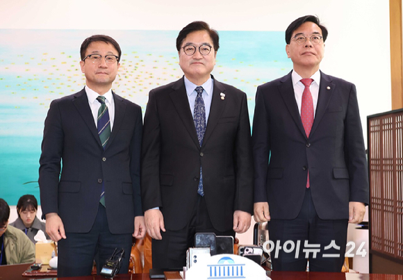 우원식 국회의장이 12일 서울 여의도 국회에서 열린 의장 주재 여야 원내대표 회동에서 기념촬영을 하고 있다. 왼쪽부터 한병도 더불어민주당 원내대표, 우 국회의장, 송언석 국민의힘 원내대표. [사진=곽영래 기자]